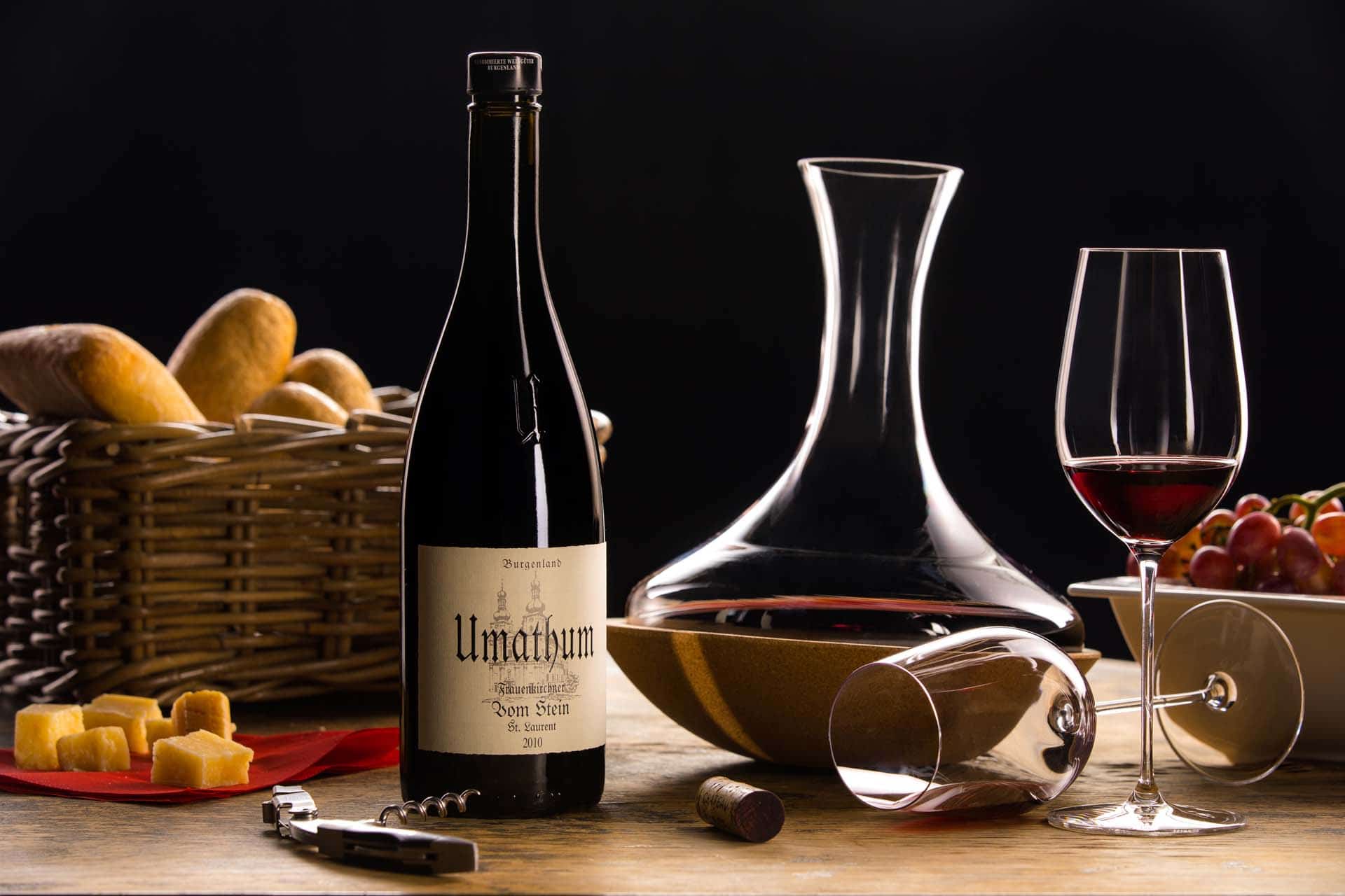 Umathum Weinflasche Produktfoto mit Gläsern